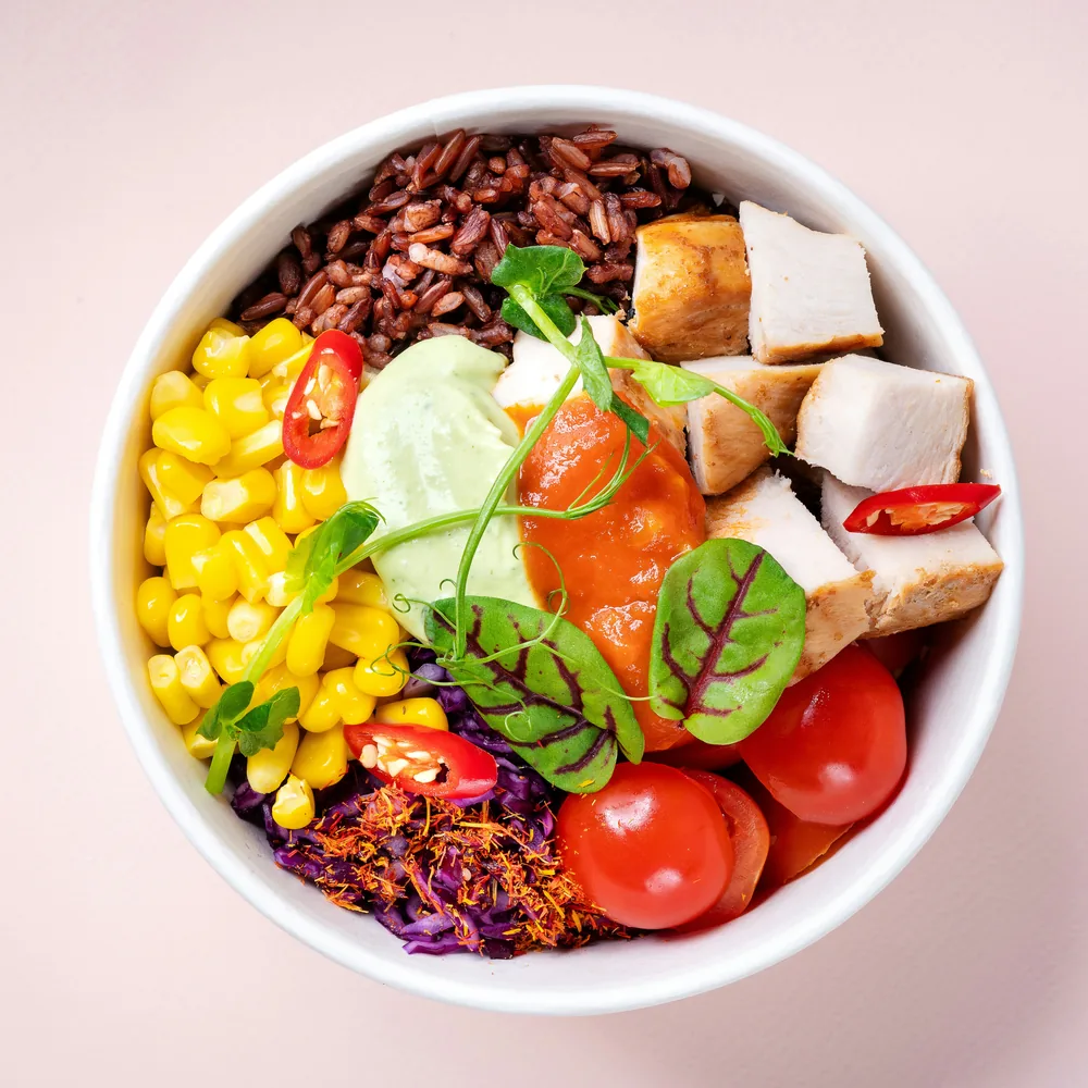 Bol de poulet grillé, riz et légumes scanné par la caméra